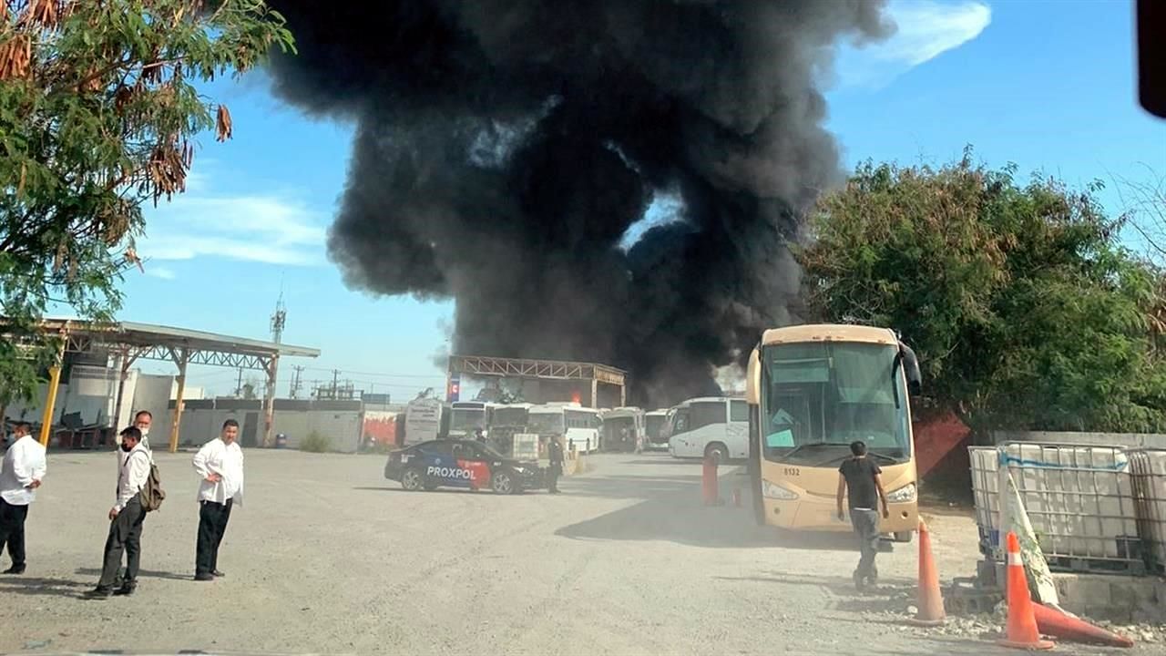 Se Incendian Camiones En Escobedo