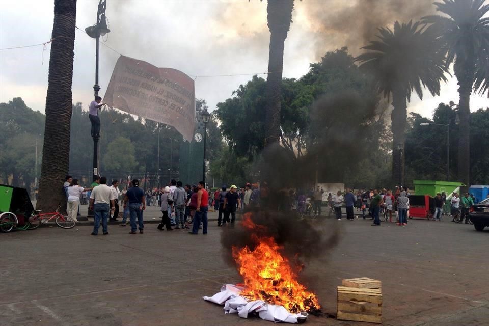 Se enfrentan ambulantes y policías en Xochimilco - 2537150