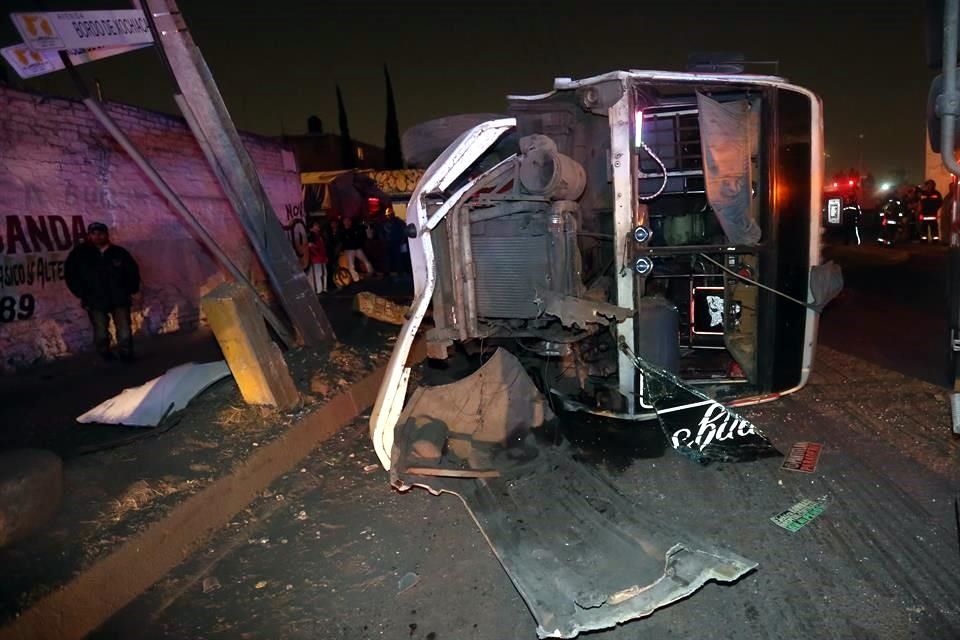 Volcadura de camión deja al menos 10 heridos en Neza - 2609352