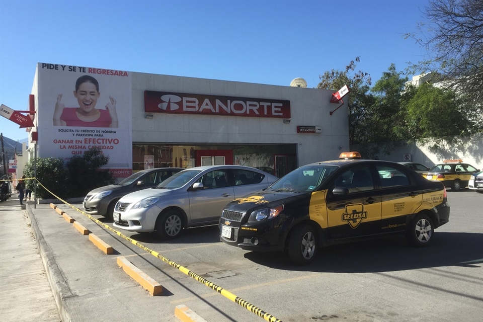Asaltan a banco frente a Presidencia Municipal - 2686514