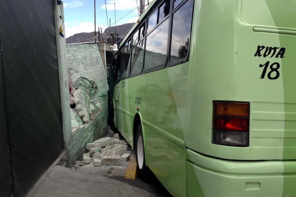 Camión se queda sin frenos e impacta contra una casa en la GAM - 2800935