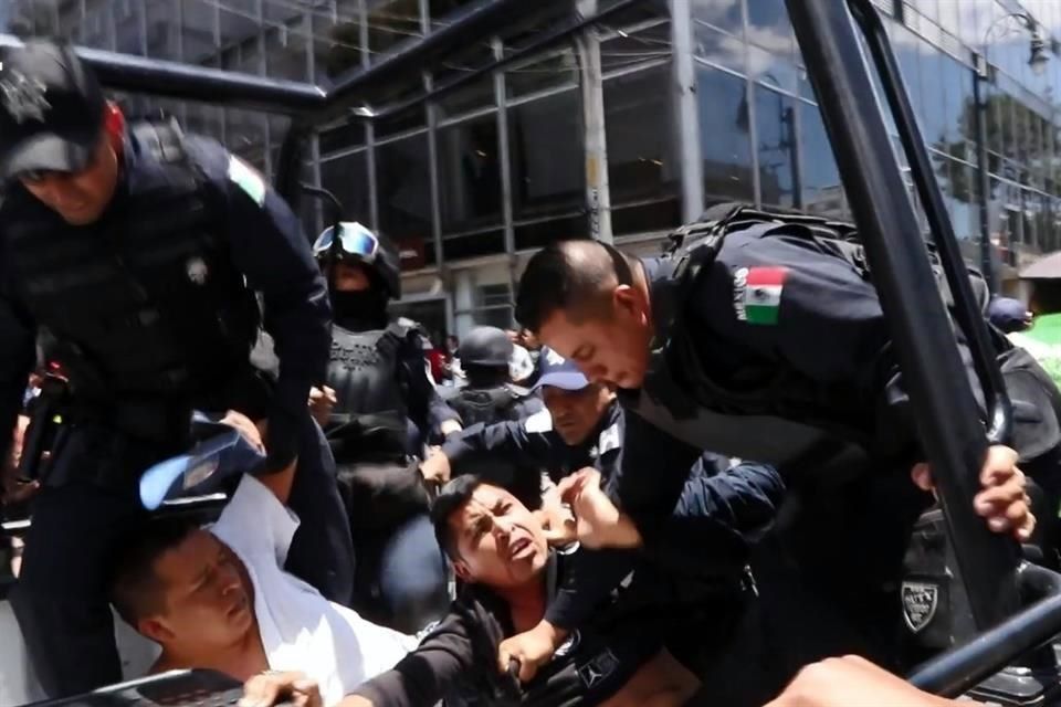 Se enfrentan ambulantes y policías