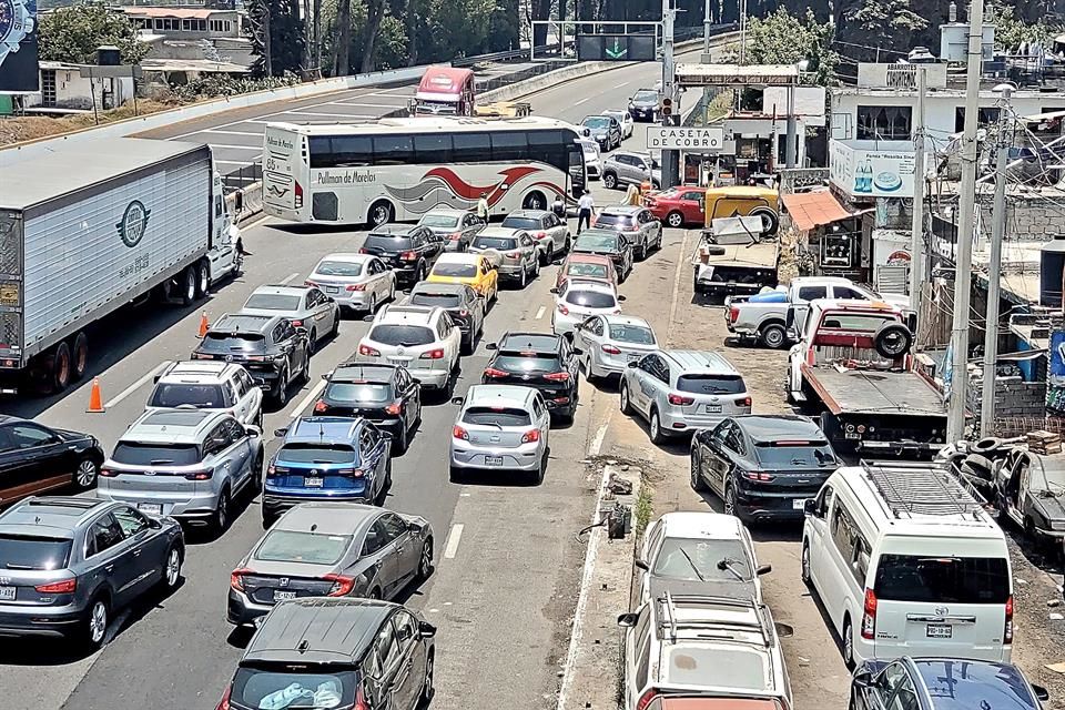 Bloquean autopista México Cuernavaca y llegan asaltantes