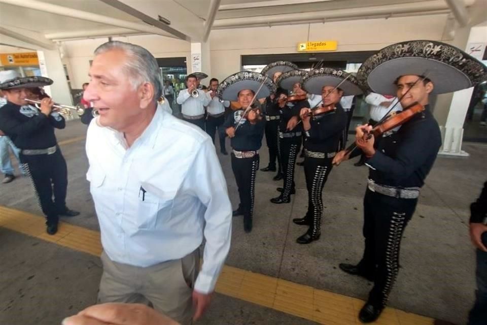 Adán Augusto en Jalisco entre mariachis y la UdeG