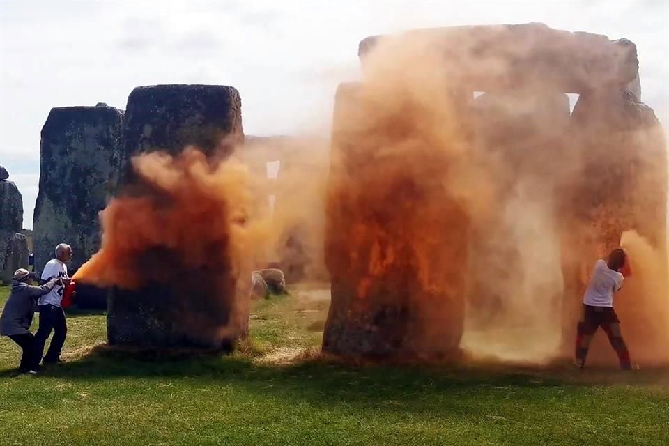 Manifestantes Roc An Pintura Al Monumento De Stonehenge