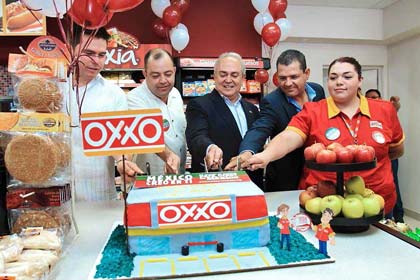 Inaugura Oxxo tienda 11 mil