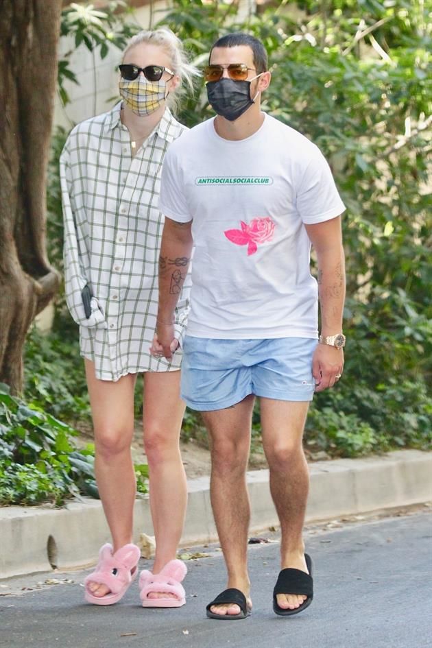Sophie Turner y Joe Jonas pasean en pijama