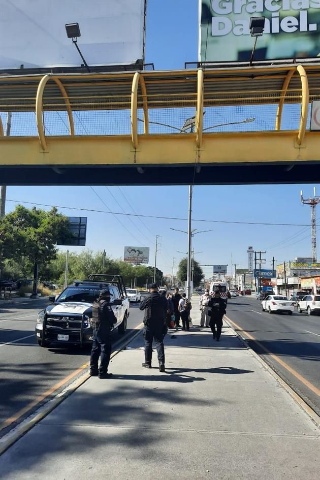 Sobrevive tras lanzarse desde puente peatonal