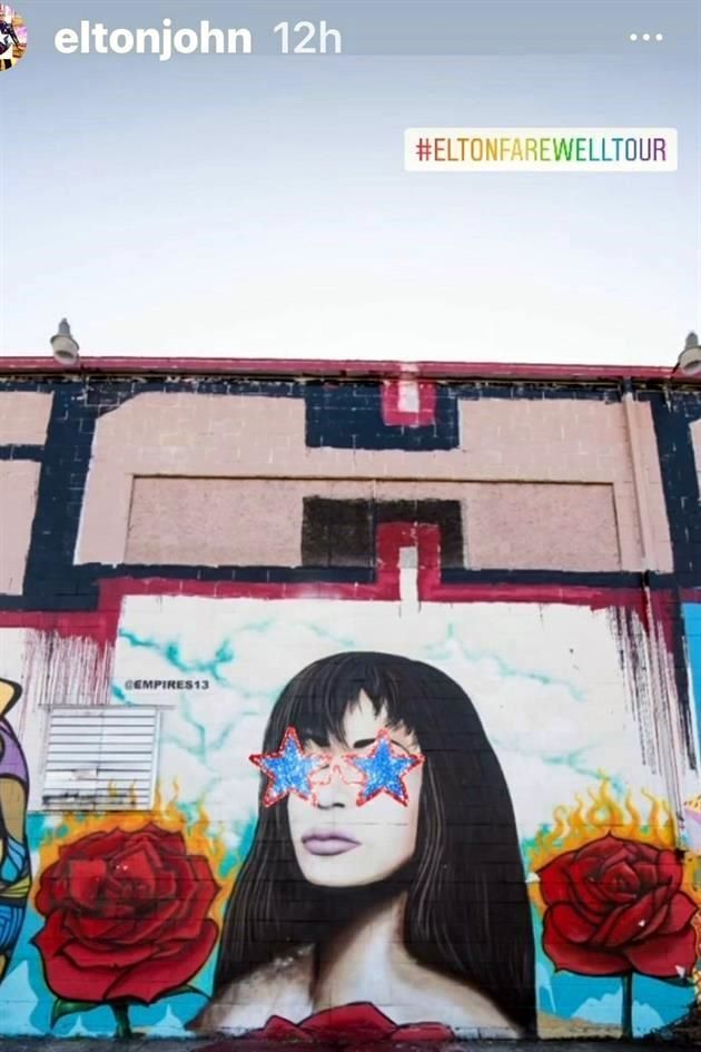 Comparte Elton John foto de mural de Selena