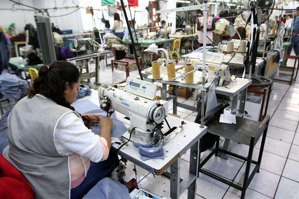 En picada, PIB de textil y vestido