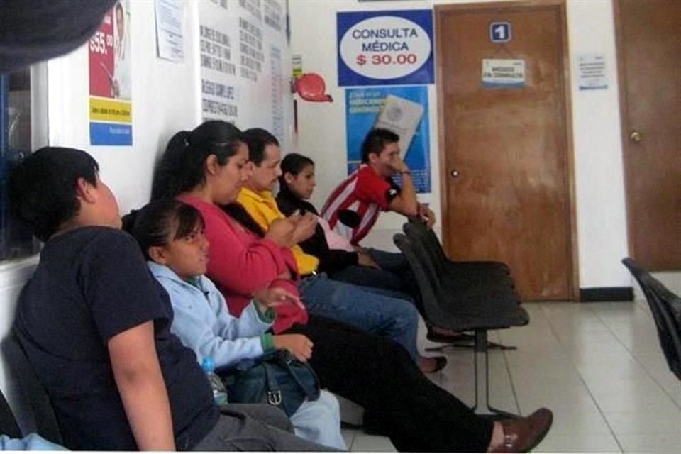 Alivian farmacias a la salud pública