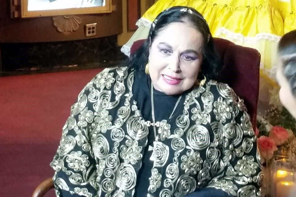 Recibe Flor Silvestre homenaje en LA