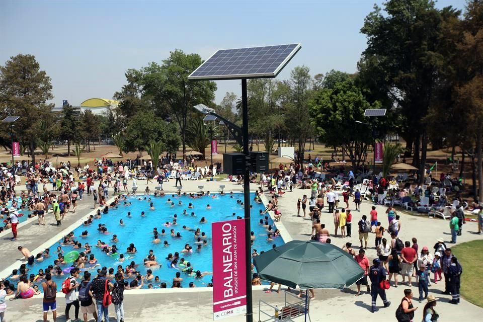 Disfrutan balneario con celdas solares