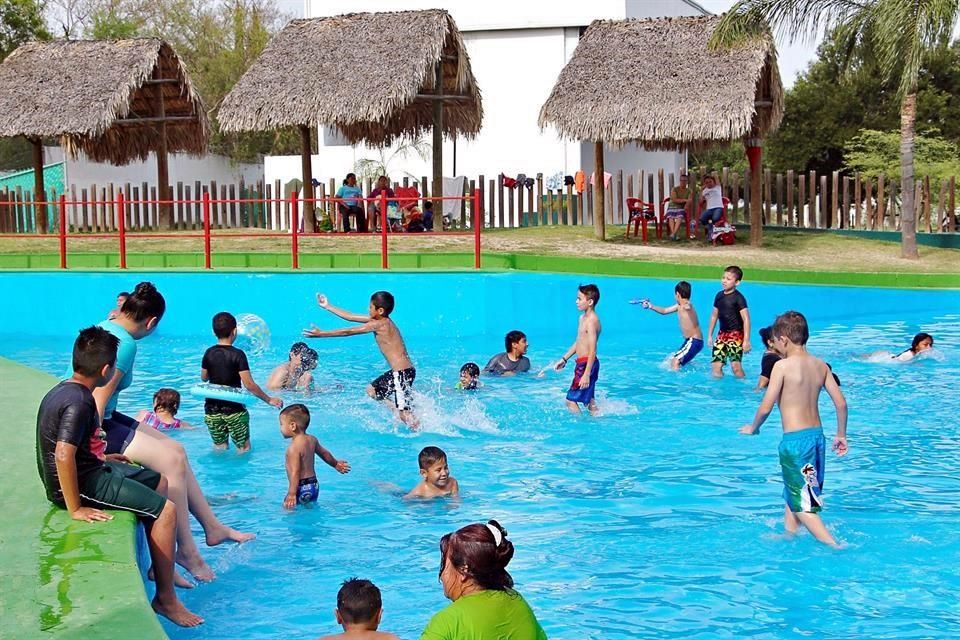 Se refugian del calorón y celebran Día del Niño