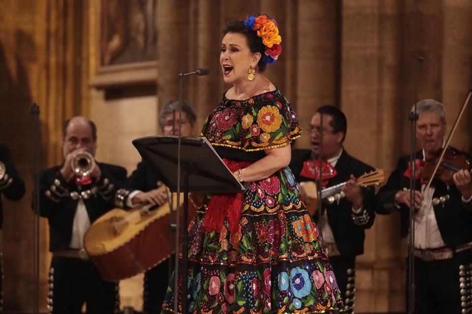 Canta Zapata a Virgen en Notre Dame Canta Zapata a Virgen en Notre Dame
