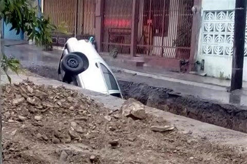 Cae conductor a zanja en Guadalupe pablo livas Cae conductor a zanja en Guadalupe