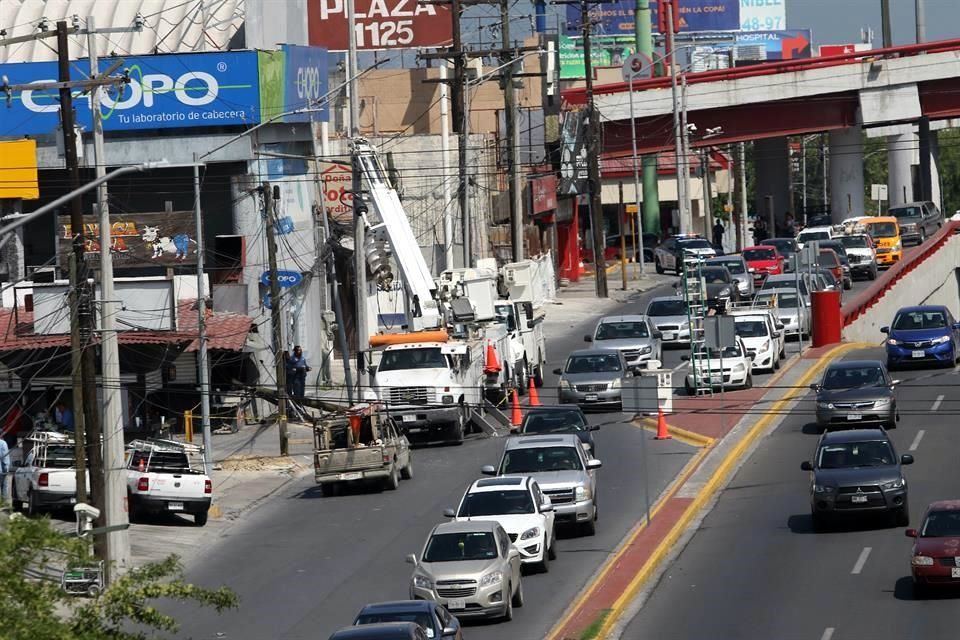 Tira camión 4 postes y deja caos y apagón