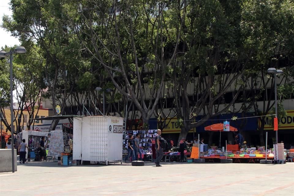Regresan ambulantes a plaza Pino Suárez