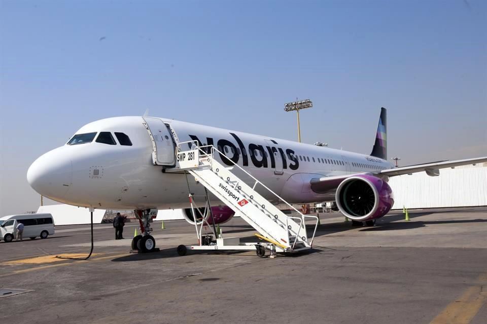 Mueve Volaris material de Cruz Roja