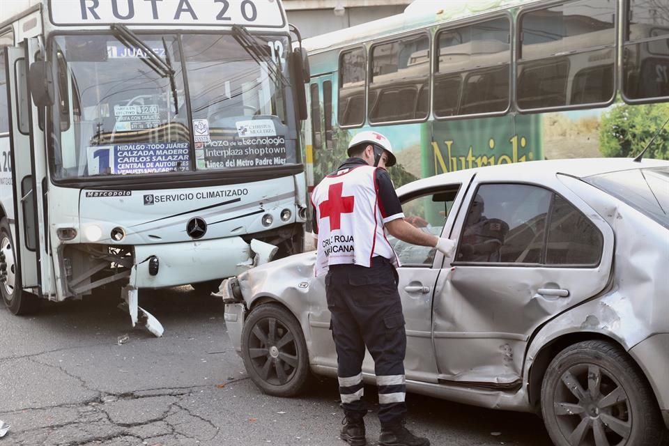 Se pasan alto y los choca camión de ruta