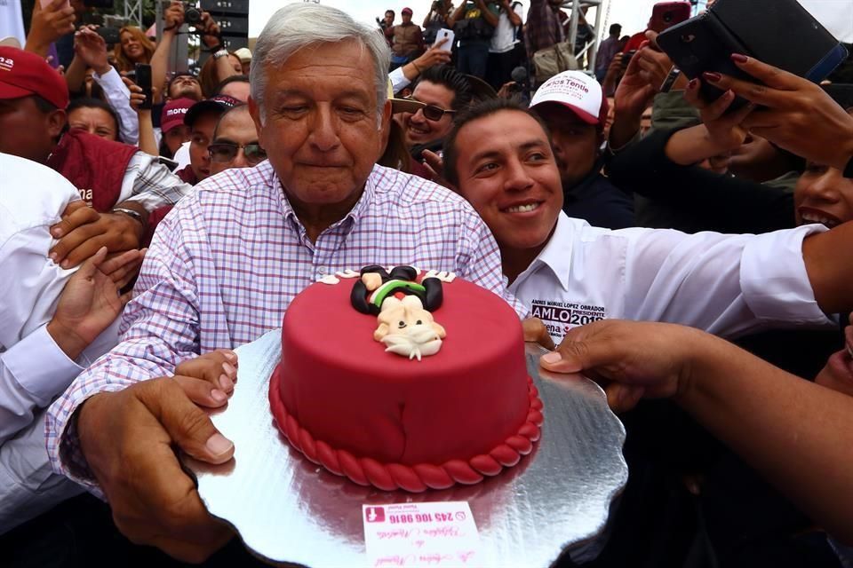 Afirma AMLO que declinación le ayudaría