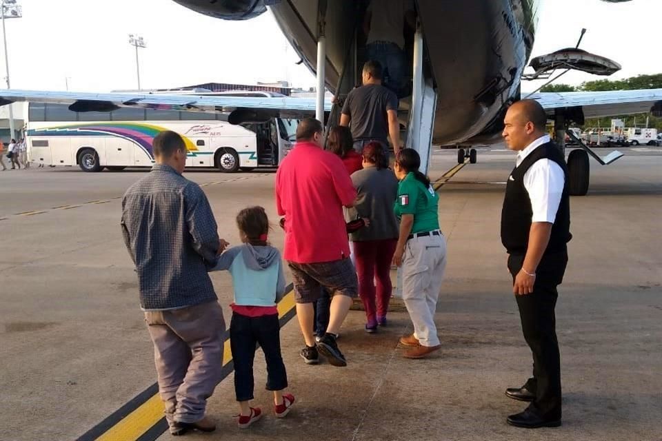 Resultado de imagen para Sale de Tabasco vuelo con 110 migrantes repatriados a Honduras