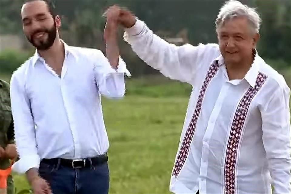 Conecta AMLO con Bukele