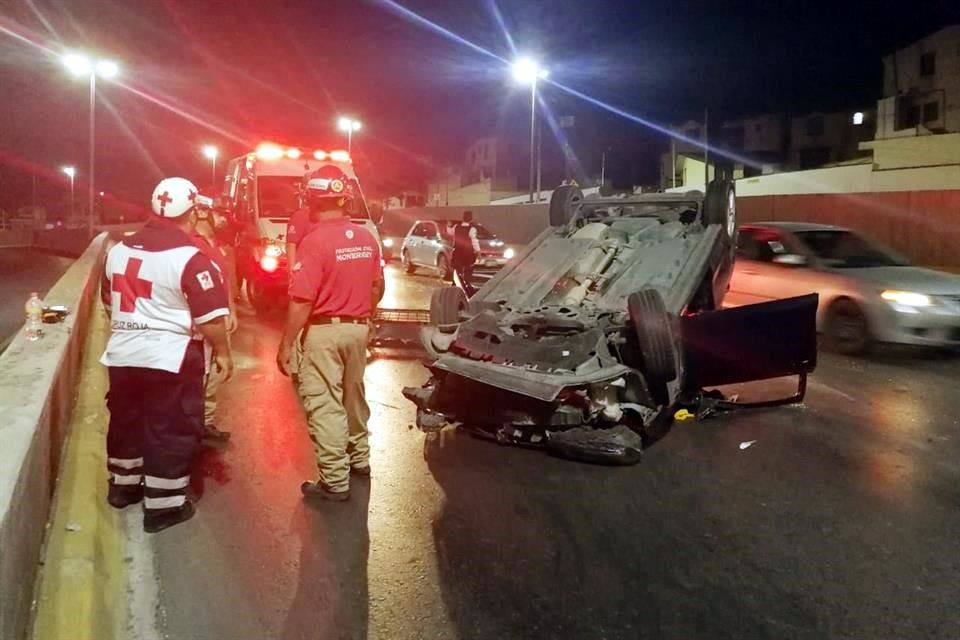 Se estrella contra muro en Av. Leones