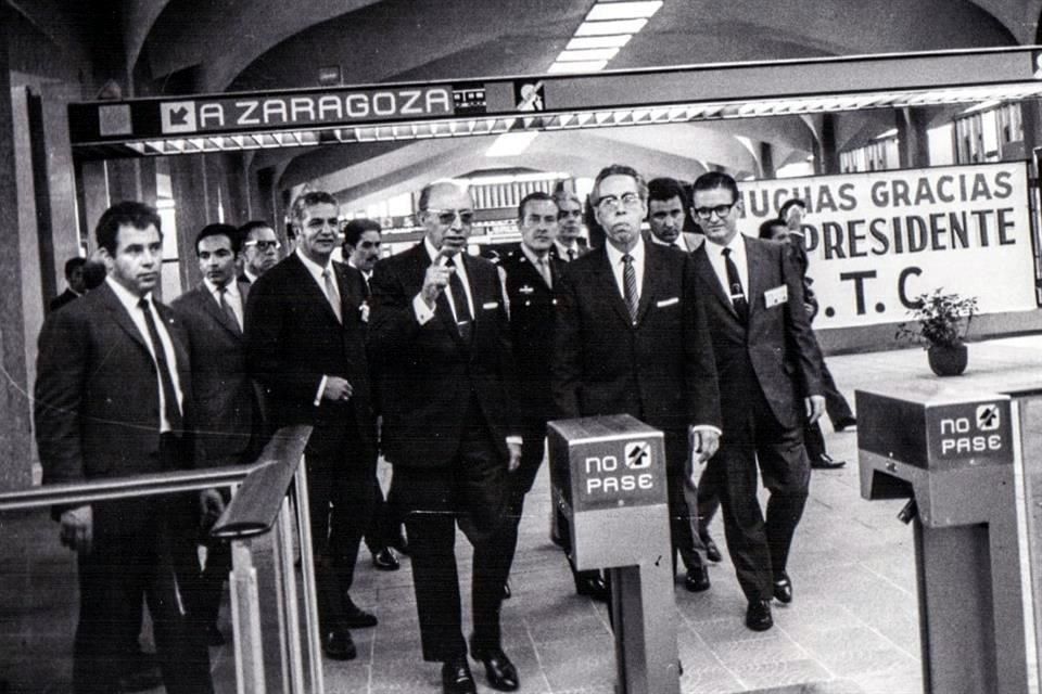 Presidente Gustavo Díaz Ordaz cruzando unos torniquetes de la primera estación Zaragoza con su equipo de trabajo tras ser inaugurado el metro  