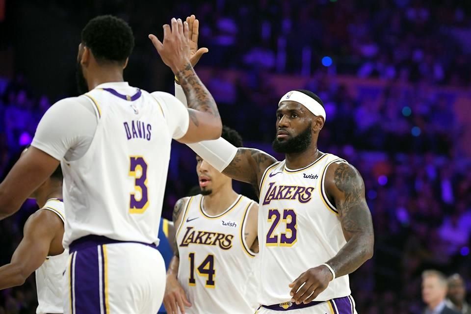 LeBron James luce la nueva camiseta de Los Angeles Lakers que trae