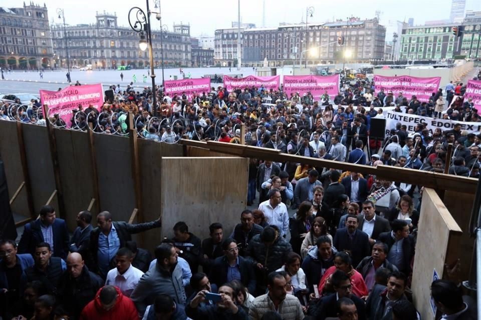 Resultado de imagen para alcaldes protestan en palacio nacional