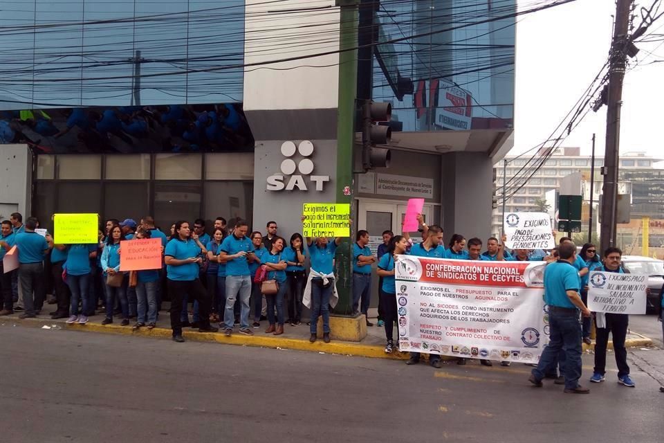 Exigen liberación de recursos para aguinaldos