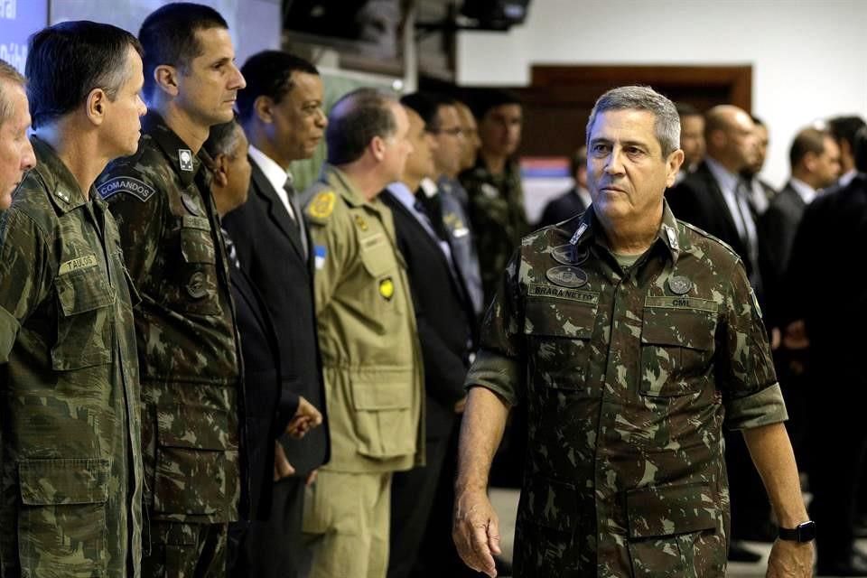 Moviente Fecha roja estafa Otorgan a militar Gabinete de Brasil