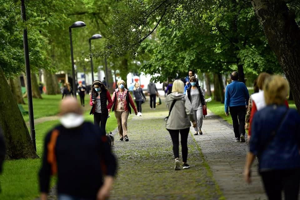 Retoman españoles ejercicio al aire libre