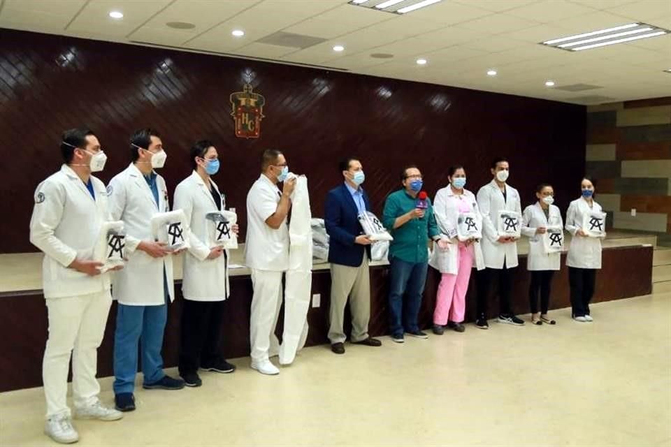 Dona 'Canelo' kits de protección a hospital