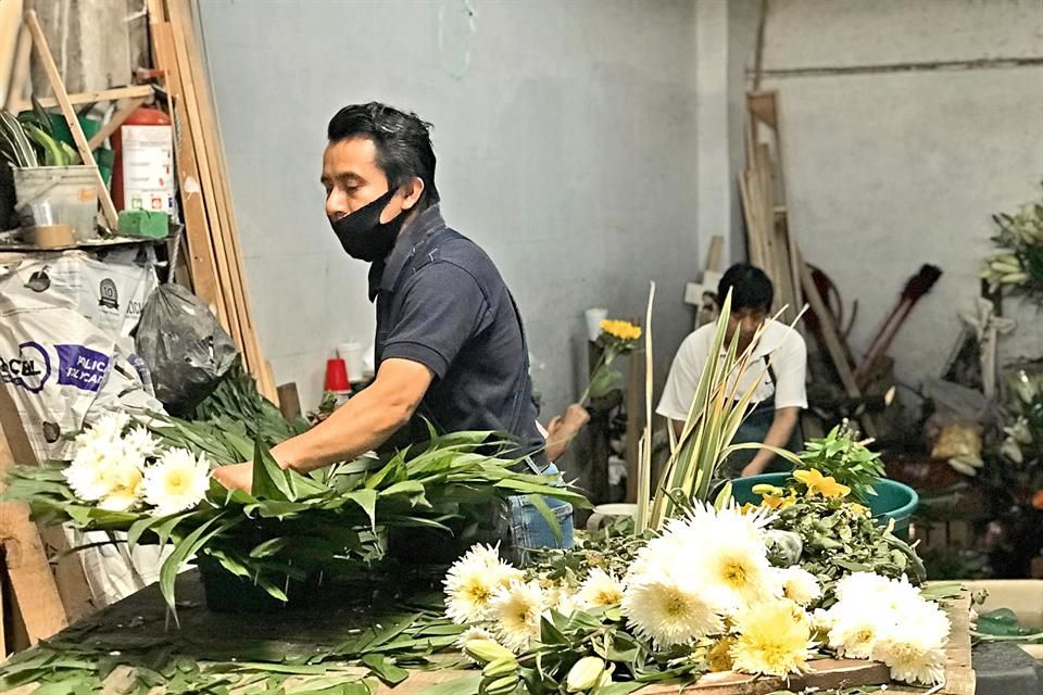 Venden flores en pandemia como en Día de Muertos