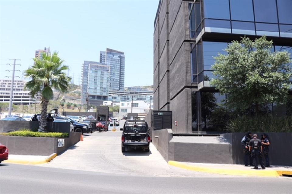 Revisa SAT oficinas en edificio en San Pedro