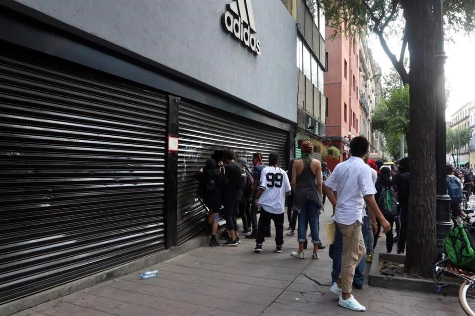 Realizan destrozos en Centro de CDMX