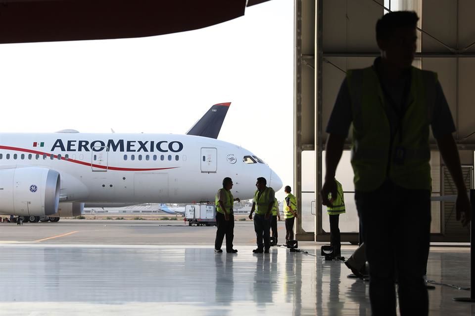 Aeroméxico pierde mil 212 millones de pesos por desplome del 52% en BMV