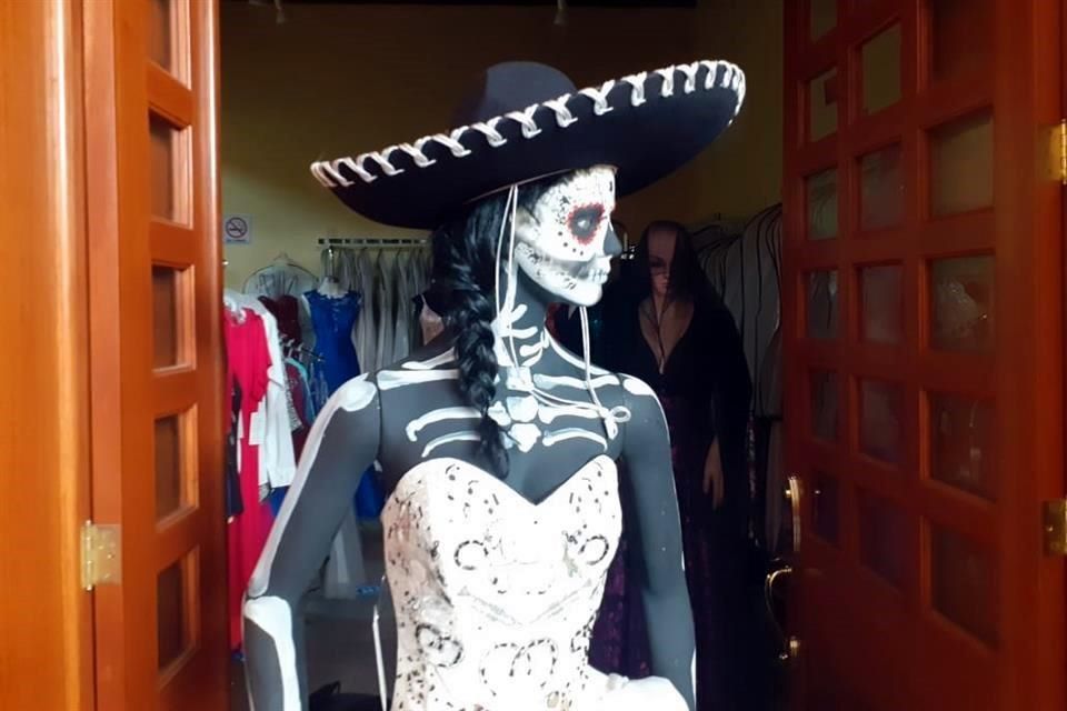 Animan catrinas 'calle de las novias' en el Centro