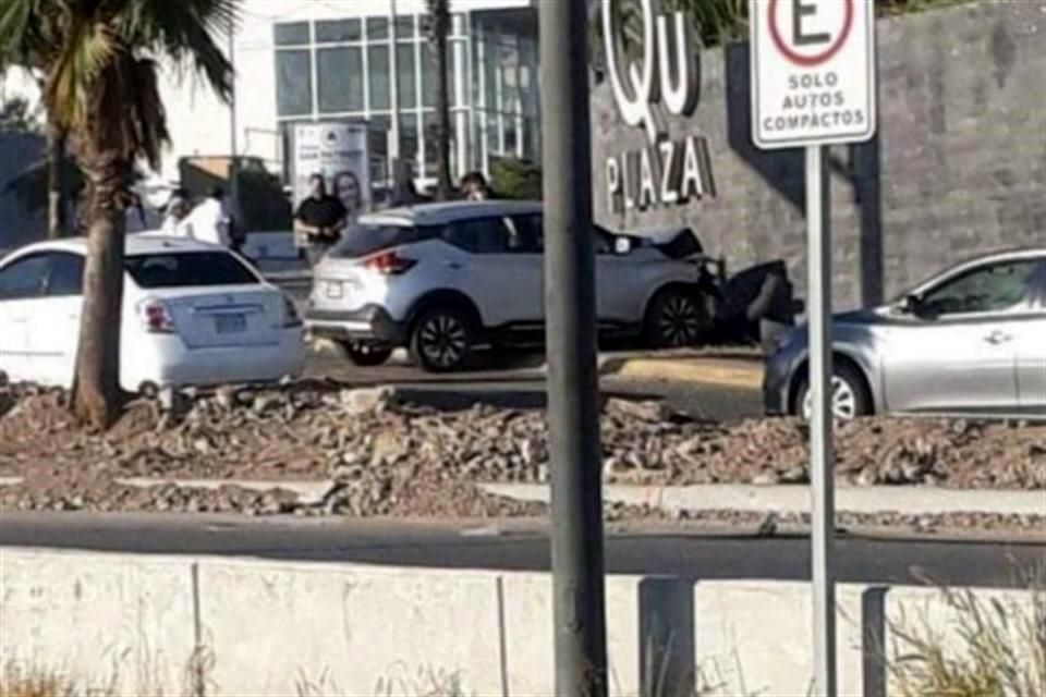 Impacta auto contra fachada de plaza comercial