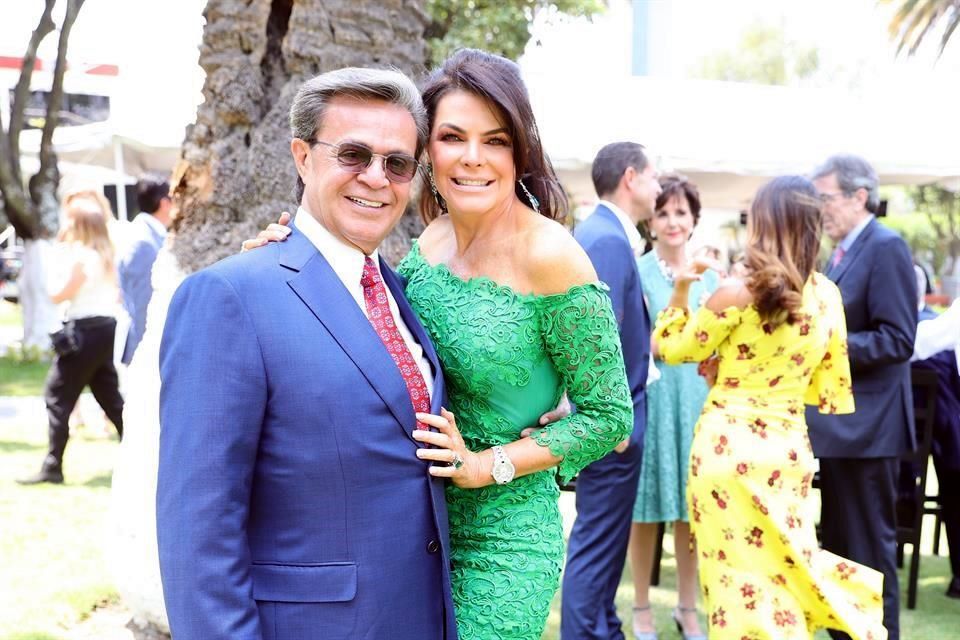 ¡Muchas felicidades, Carlos Peralta!