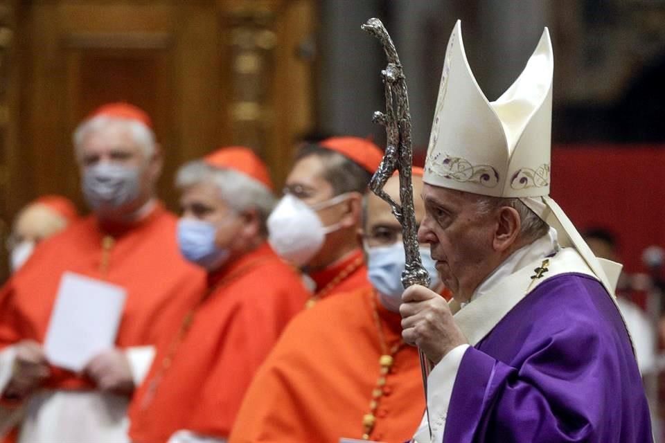 Vacunan a Papa Francisco y Benedicto XVI contra Covid-19