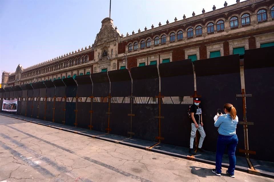 Carta a AMLO: Señor presidente, en México se protege el Palacio Nacional  antes que a las mujeres de los feminicidas y violadores, 8M: Día de la  Mujer