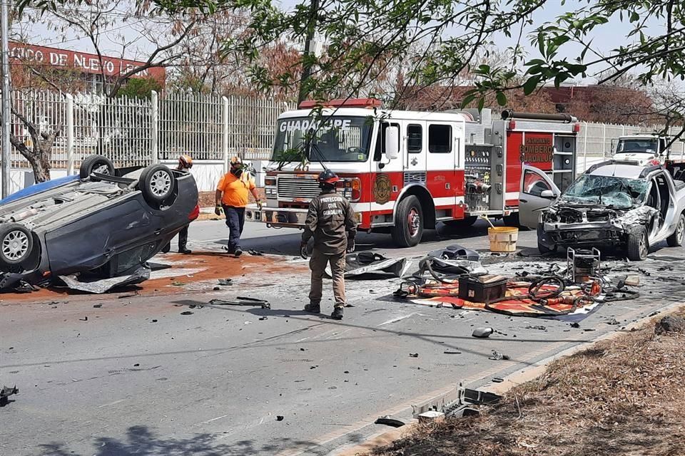 Fallece al brincar camellón y chocar pablo livas Fallece al brincar camellón y chocar
