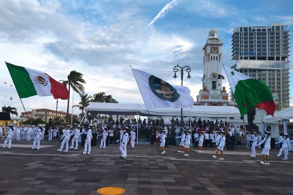 Conmemora AMLO 200 aniversario de la Armada