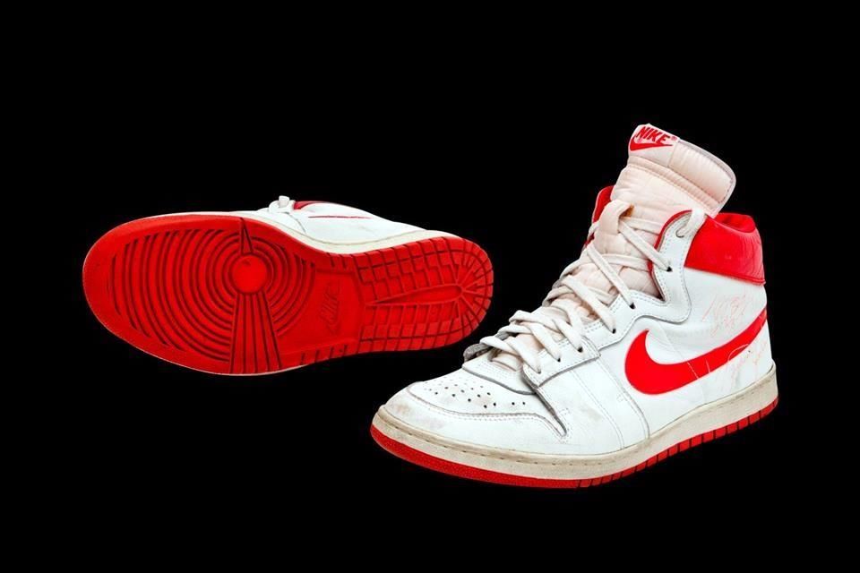 Subastan tenis de Jordan ¡en 1.5 millones de dólares!