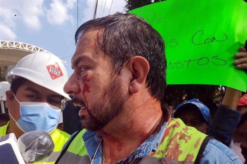 Bloquean gaseros vía a Toluca; chocan con policía en CDMX