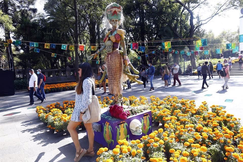 Pasean por ruta de altares en Chapultepec