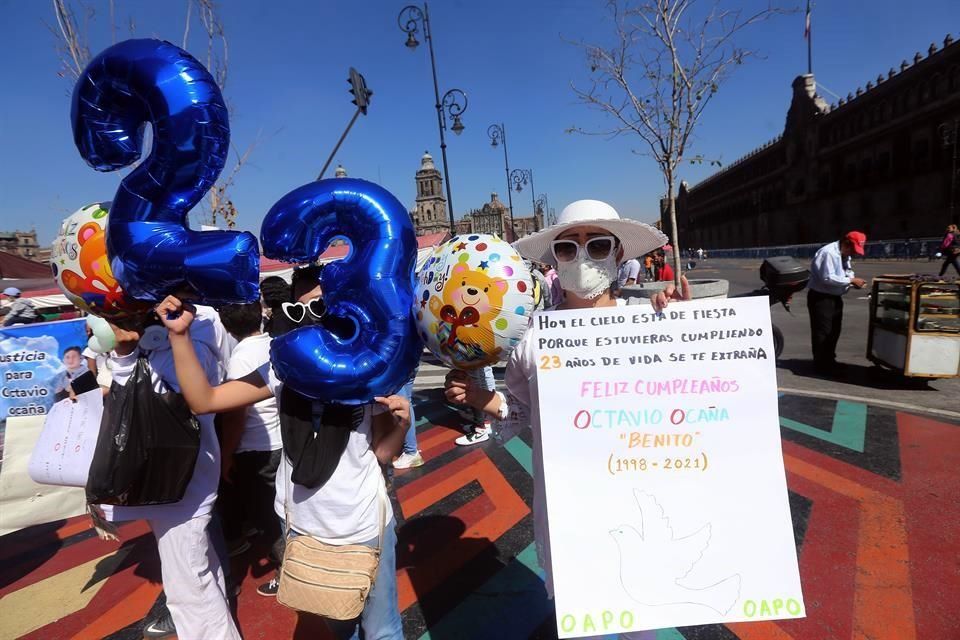  Celebran cumpleaños de Octavio Ocaña durante marcha en CDMX